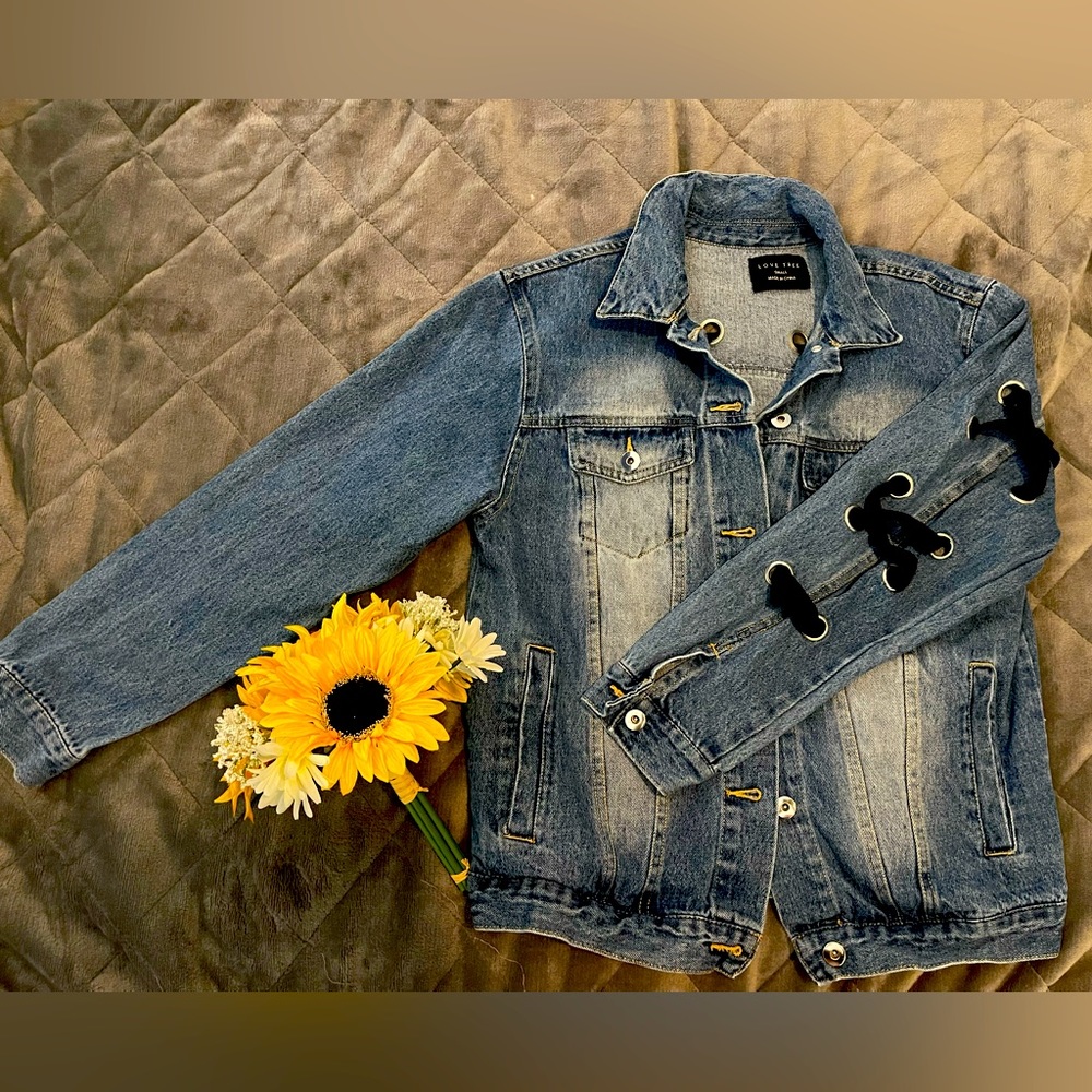 Small size. Slightly used denim jacket.